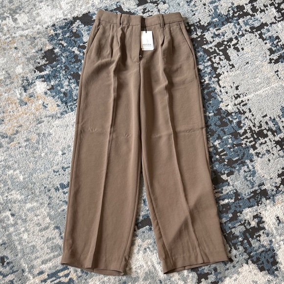 Aritzia Pants - Aritzia Effortless Pant